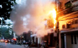Hà Nội: Cháy cột điện giữa thành phố, người dân hoảng loạn