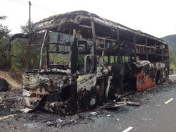 Lâm Đồng: Xe khách cháy rụi trên đèo, 42 hành khách hoảng hốt