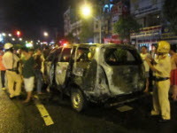 TPHCM: Taxi cháy đột ngột, 5 hành khách thoát chết