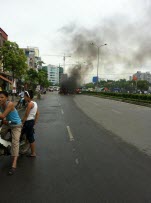 Hà Nội: Xô xát tại nhà hàng, 6 xe lam bốc cháy